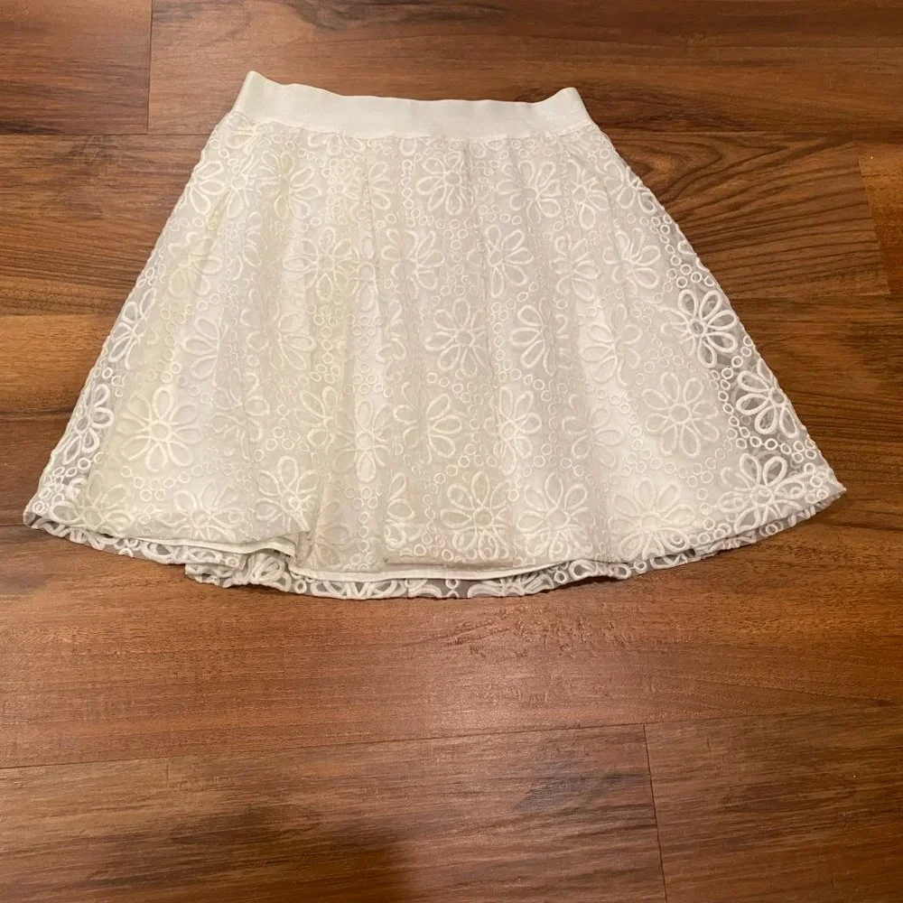 Bebe White Floral Circle Skirt w Back Zip Closure Size Medium - Picture 2 of 8